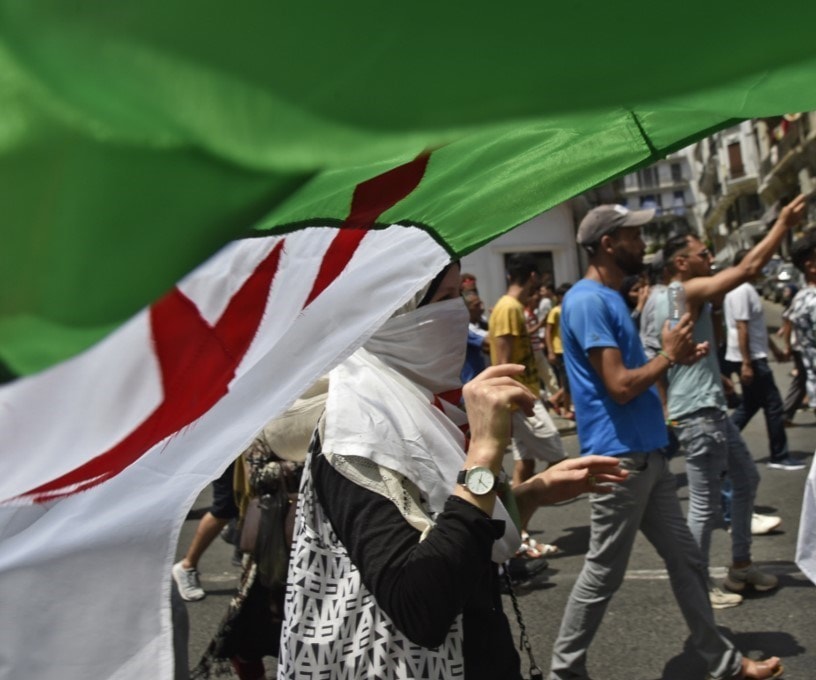 من إحدى مظاهرات الجزائر (أ ف ب) من إحدى مظاهرات الجزائر (أ ف ب)