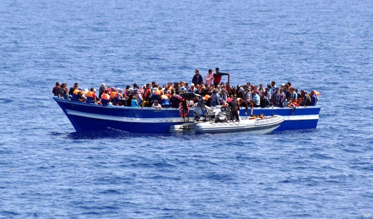نقل عن أحد الناجين أن القارب غرق الإثنين بعد إنطلاقه من السواحل الليبية نقل عن أحد الناجين أن القارب غرق الإثنين بعد إنطلاقه من السواحل الليبية