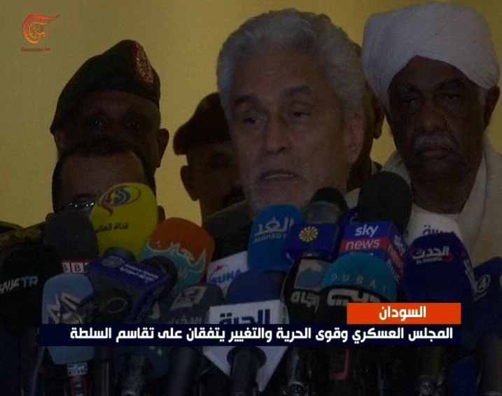 مبعوث الاتحاد الأفريقي إلى السودان: المجلس العسكري والمعارضة يتوصلان إلى اتفاق لتشكيل حكومة مدنية مبعوث الاتحاد الأفريقي إلى السودان: المجلس العسكري والمعارضة يتوصلان إلى اتفاق لتشكيل حكومة مدنية