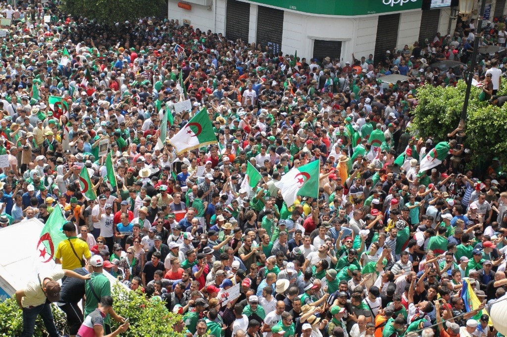 من المظاهرات في الجزائر في الجمعة العشرين من الحراك الشعبي التي تصادف في ذكرى عيدي الاستقلال والشباب (أ ف ب) من المظاهرات في الجزائر في الجمعة العشرين من الحراك الشعبي التي تصادف في ذكرى عيدي الاستقلال والشباب (أ ف ب)