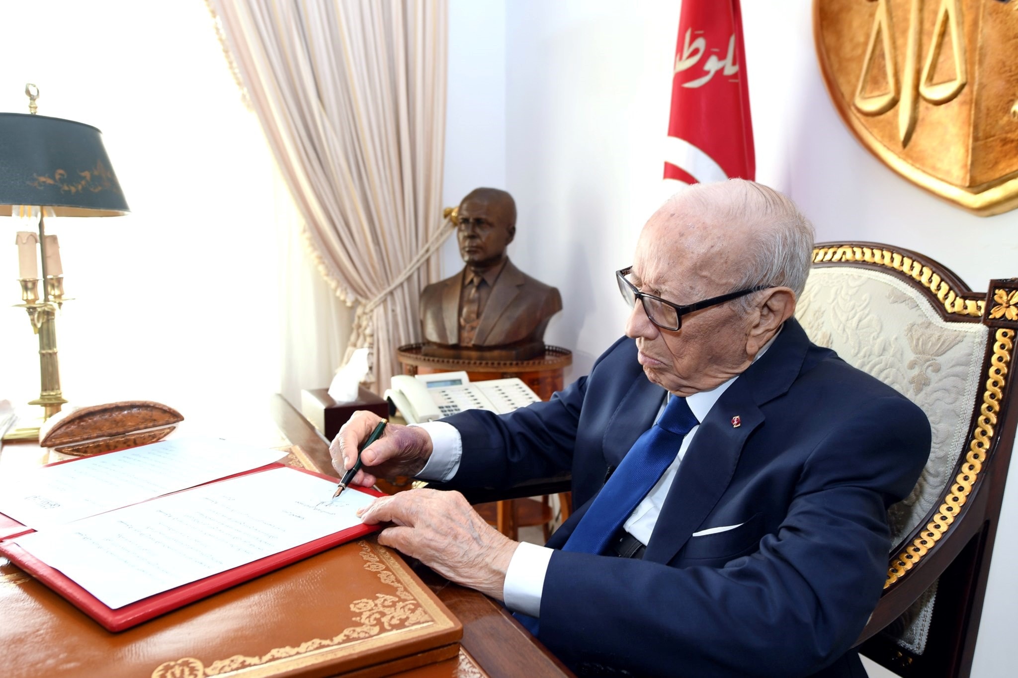السبسي خلال توقيعه القرار الرئاسي المتعلق بالانتخابات التشريعية والرئاسية المقبلة السبسي خلال توقيعه القرار الرئاسي المتعلق بالانتخابات التشريعية والرئاسية المقبلة