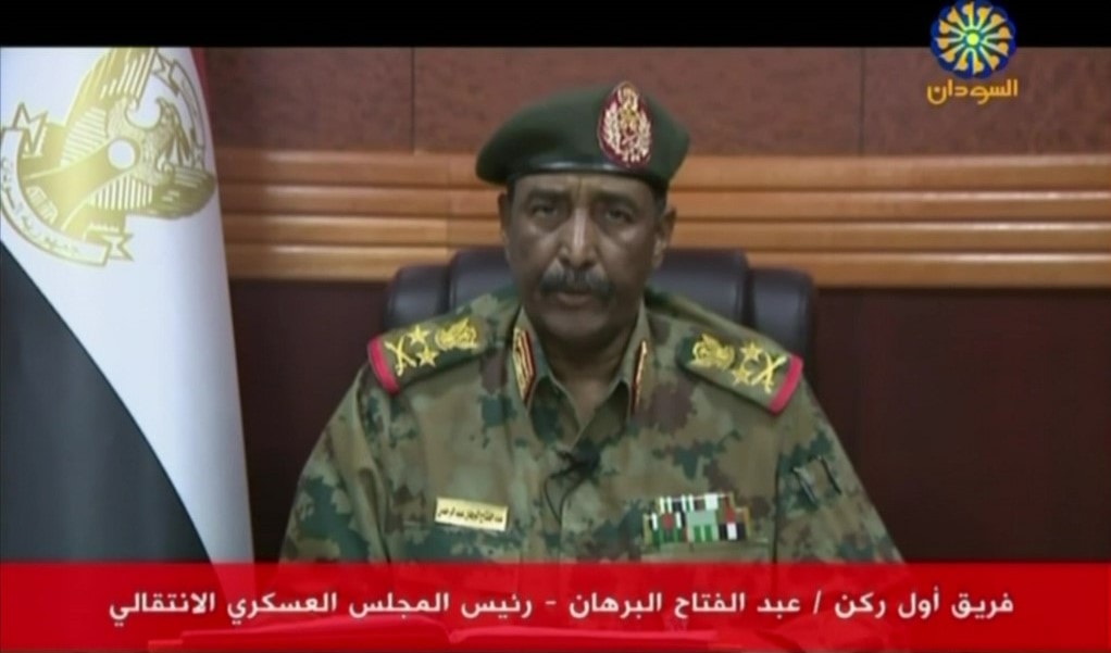 البرهان أكد أن من أمر بفض الاعتصام أمام القيادة العامة هو قيد الاعتقال الآن (أ ف ب) البرهان أكد أن من أمر بفض الاعتصام أمام القيادة العامة هو قيد الاعتقال الآن (أ ف ب)