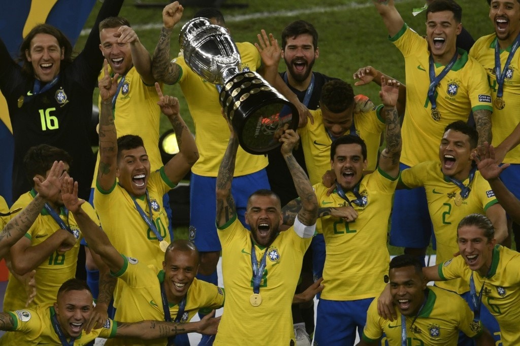 لاعبو البرازيل يحتفلون خلال تتويجهم (أ ف ب) لاعبو البرازيل يحتفلون خلال تتويجهم (أ ف ب)