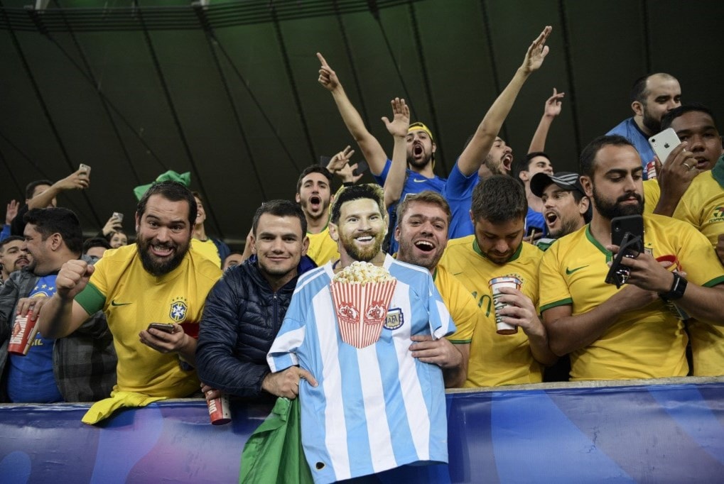 تحوّل ميسي إلى مادة لسخرية المشجعين البرازيليين (أ ف ب) تحوّل ميسي إلى مادة لسخرية المشجعين البرازيليين (أ ف ب)