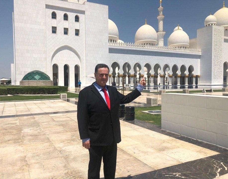 يسرائيل كاتس أمام مسجد الشيخ زايد خلال زيارته أبوظبي يسرائيل كاتس أمام مسجد الشيخ زايد خلال زيارته أبوظبي