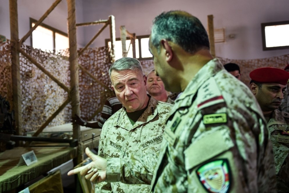 قائد القيادة المركزية الأميركية كينيث ماكنزي وقائد التحالف السعودي في اليمن فهد بن تركي بن عبد العزيز في الرياض / أ.ف.ب قائد القيادة المركزية الأميركية كينيث ماكنزي وقائد التحالف السعودي في اليمن فهد بن تركي بن عبد العزيز في الرياض / أ.ف.ب