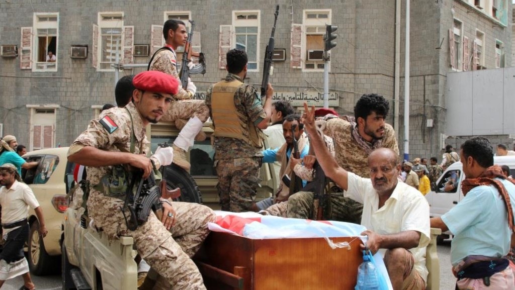 هل يثبت سقوط عدن رؤية الجيش واللجان؟ هل يثبت سقوط عدن رؤية الجيش واللجان؟
