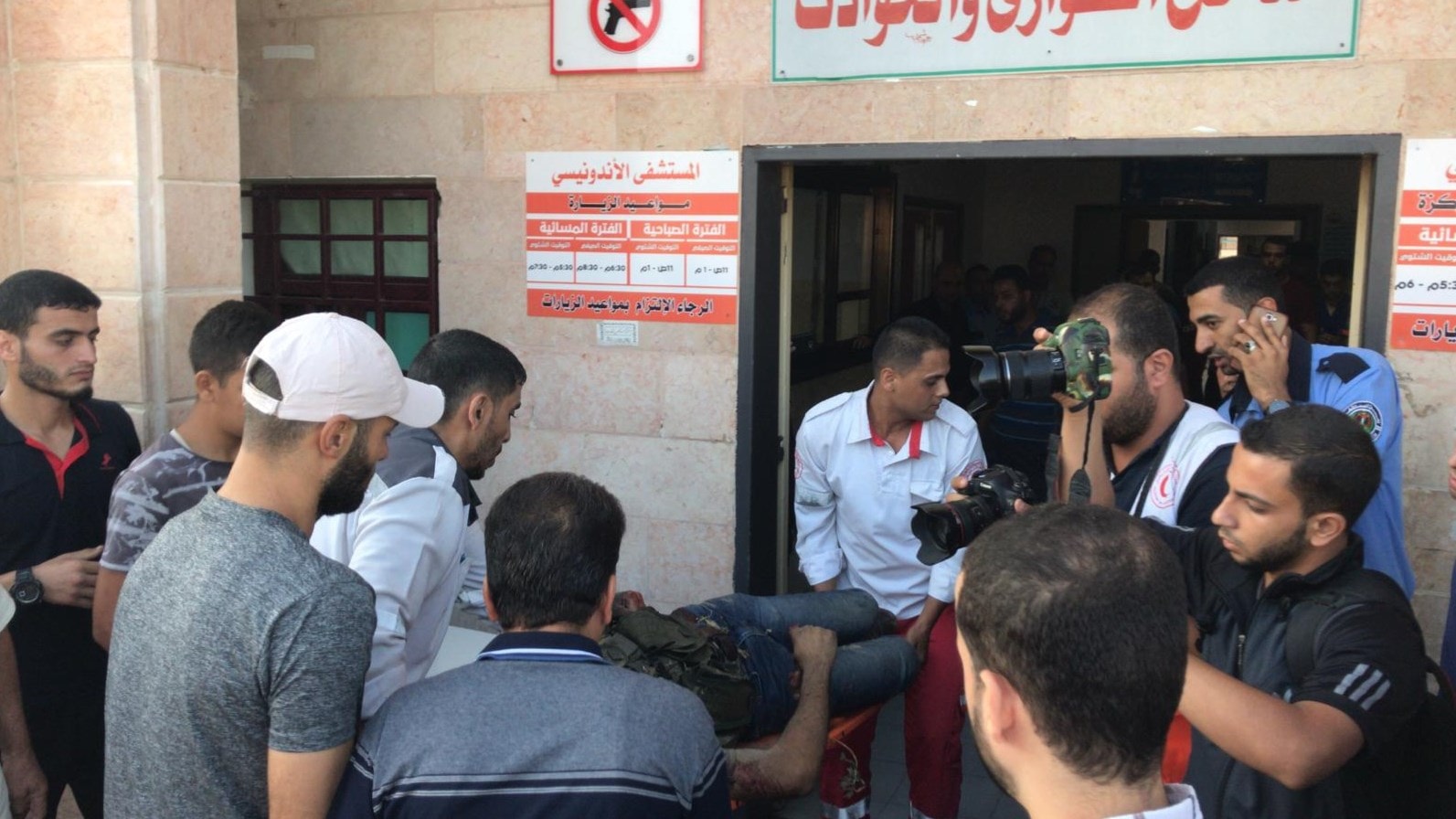 وصول 3 شهداء حتى الآن إلى مستشفى الأندونيسي في غزة وصول 3 شهداء حتى الآن إلى مستشفى الأندونيسي في غزة