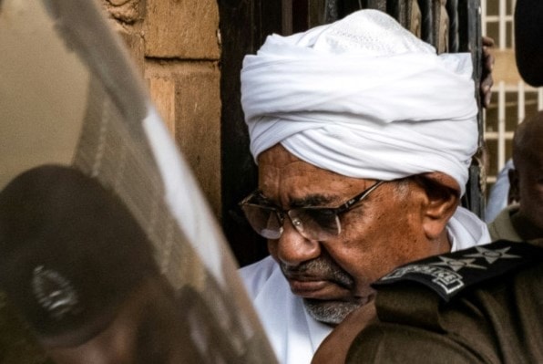 في جلسة محاكمته الأولى.. البشير يكشف عن تلقيه أموالاً من بن سلمان وبن زايد في جلسة محاكمته الأولى.. البشير يكشف عن تلقيه أموالاً من بن سلمان وبن زايد