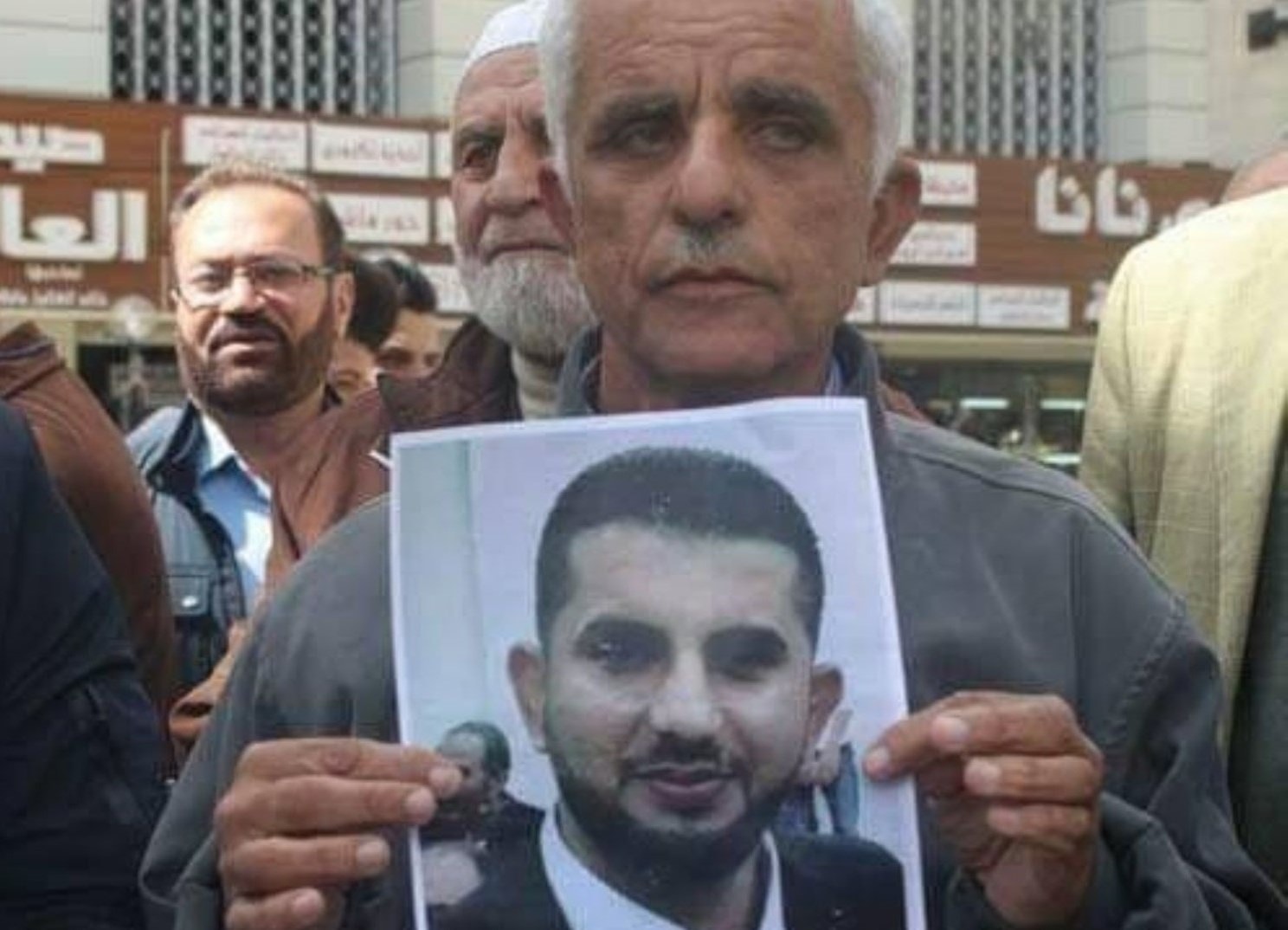 الأسيران أنس عواد وإياد بزيع يبدآن إضراباً مفتوحاً عن الطعام الأسيران أنس عواد وإياد بزيع يبدآن إضراباً مفتوحاً عن الطعام
