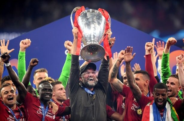 توِّج ليفربول باللقب في الموسم الماضي توِّج ليفربول باللقب في الموسم الماضي