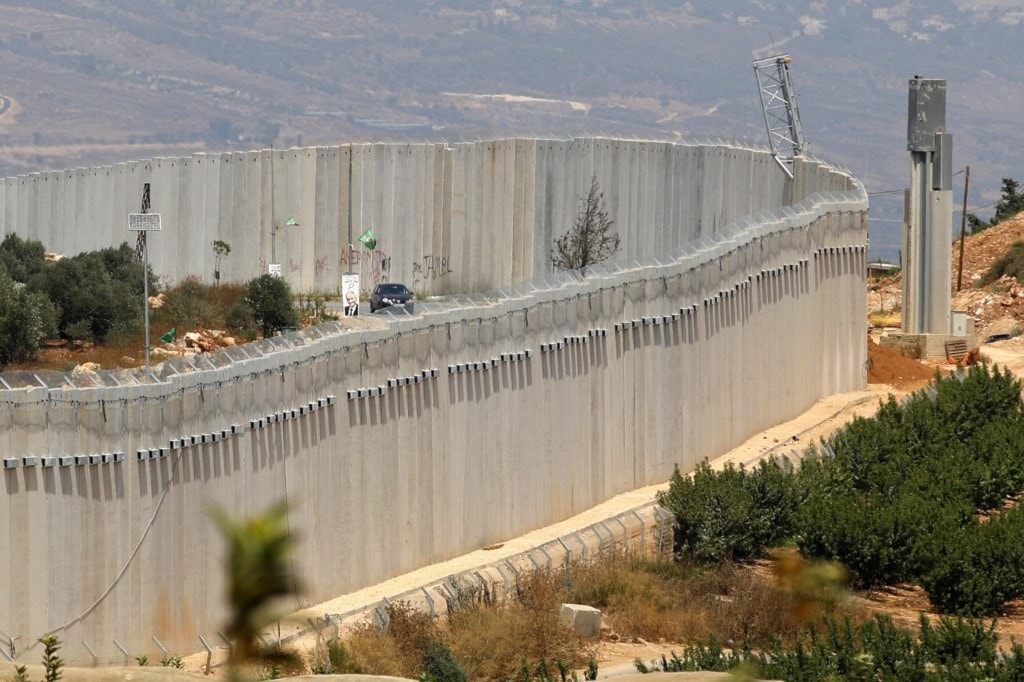 الصورة للجدار الذي بناه الاحتلال الإسرائيلي على الحدود الفلسطينية اللبنانية (أ ف ب) الصورة للجدار الذي بناه الاحتلال الإسرائيلي على الحدود الفلسطينية اللبنانية (أ ف ب)