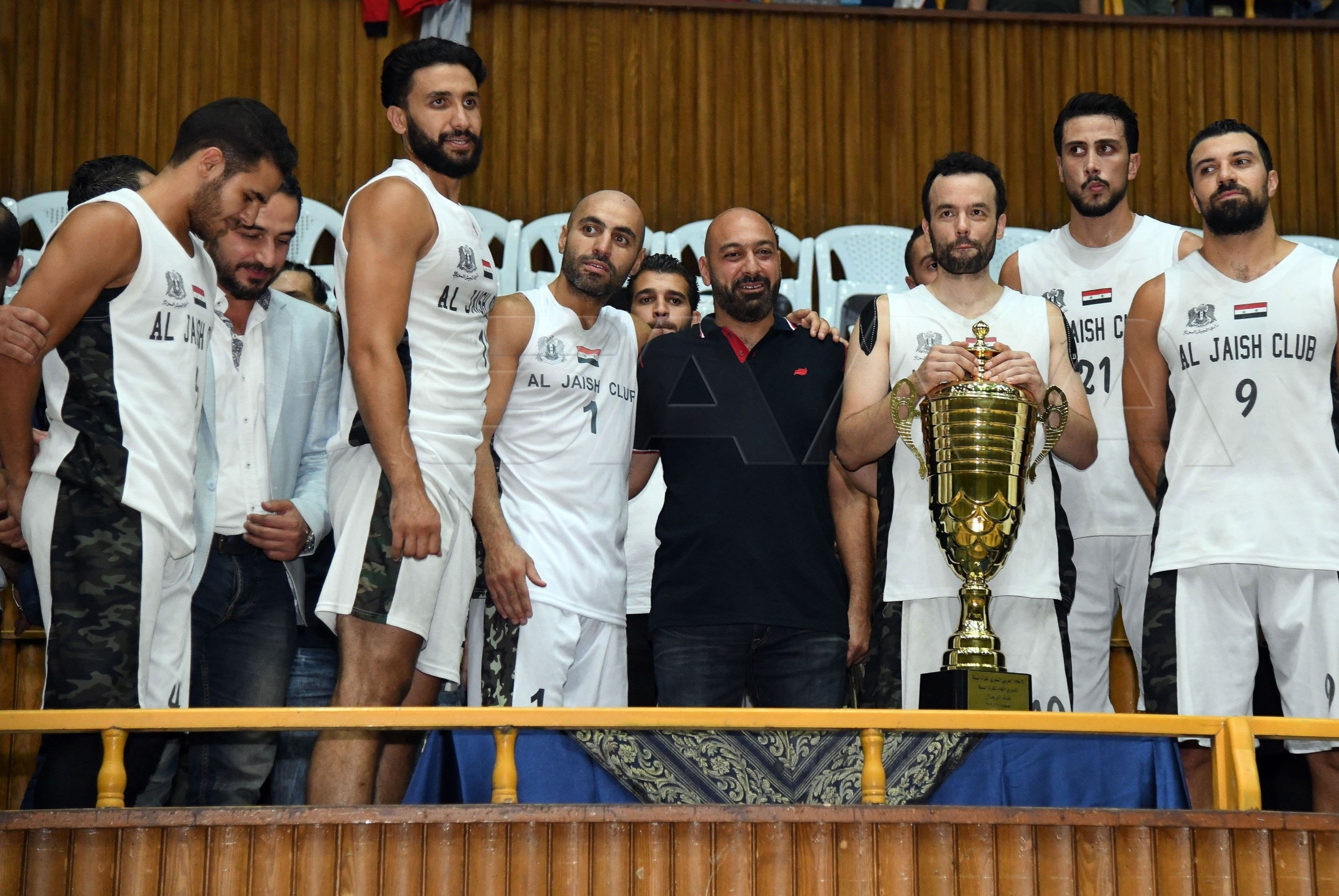 لاعبو الجيش خلال تتويجهم بالكأس (وكالة سانا) لاعبو الجيش خلال تتويجهم بالكأس (وكالة سانا)