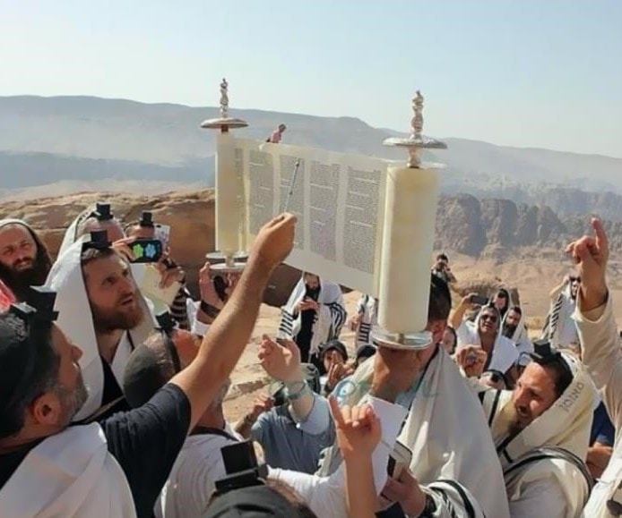 سيّاح إسرائيليّون يمارسون طقوسهم الدينية في قبر النبي هارون في الأردن مؤخراً سيّاح إسرائيليّون يمارسون طقوسهم الدينية في قبر النبي هارون في الأردن مؤخراً