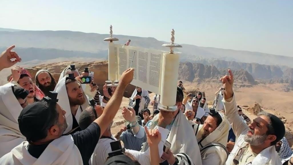 سيّاح إسرائيليّون يمارسون طقوسهم الدينية في قبر النبي هارون في الأردن مؤخراً سيّاح إسرائيليّون يمارسون طقوسهم الدينية في قبر النبي هارون في الأردن مؤخراً