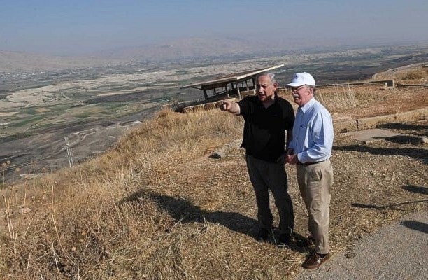 بولتون برفقة نتنياهو في وادي الأردن في الضفة الغربية المحتلة بولتون برفقة نتنياهو في وادي الأردن في الضفة الغربية المحتلة