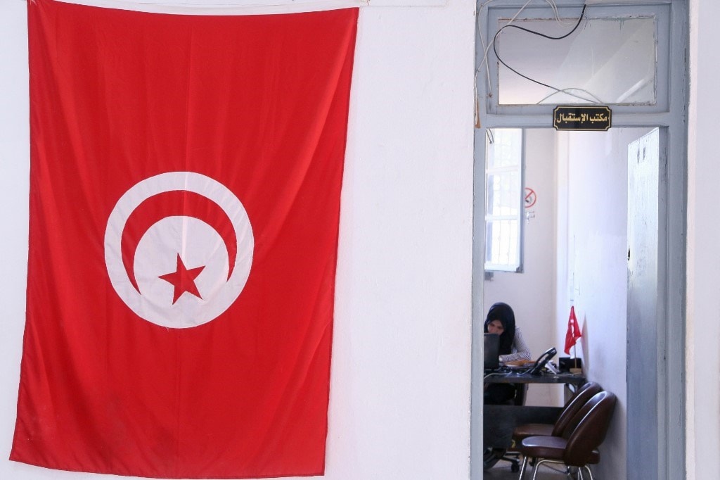 العلم التونسي معلقاً في أحد فروع الهيئة العليا للانتخابات في مدينة سيدي بو زيد / أ.ف.ب العلم التونسي معلقاً في أحد فروع الهيئة العليا للانتخابات في مدينة سيدي بو زيد / أ.ف.ب