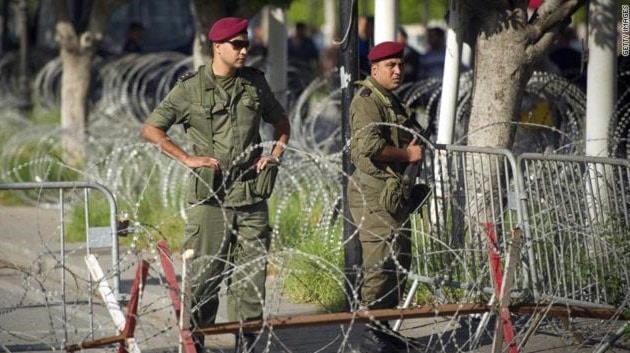 استشهاد رئيس مركز الحرس الوطني في منطقة حيدرة في تونس والقضاء على 3 إرهابيين استشهاد رئيس مركز الحرس الوطني في منطقة حيدرة في تونس والقضاء على 3 إرهابيين