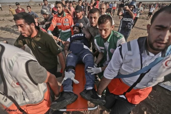لجظة إصابة مصور صحفي فى كلتا القدمين برصاص الاحتلال لجظة إصابة مصور صحفي فى كلتا القدمين برصاص الاحتلال