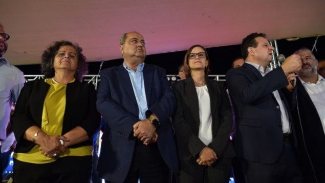 الإذاعة الإسرائيلية: القائمة المشتركة تعلن قرارها بتسمية بيني غانتس لتأليف الحكومة الجديدة الإذاعة الإسرائيلية: القائمة المشتركة تعلن قرارها بتسمية بيني غانتس لتأليف الحكومة الجديدة