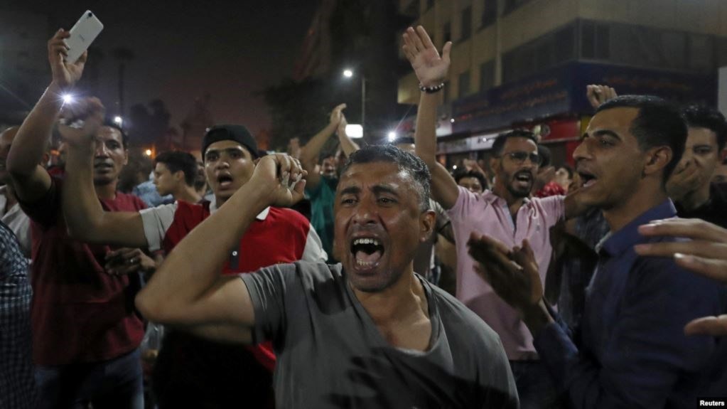 اشتباكات بين الشرطة المصرية ومحتجين معارضين للسيسي في السويس اشتباكات بين الشرطة المصرية ومحتجين معارضين للسيسي في السويس
