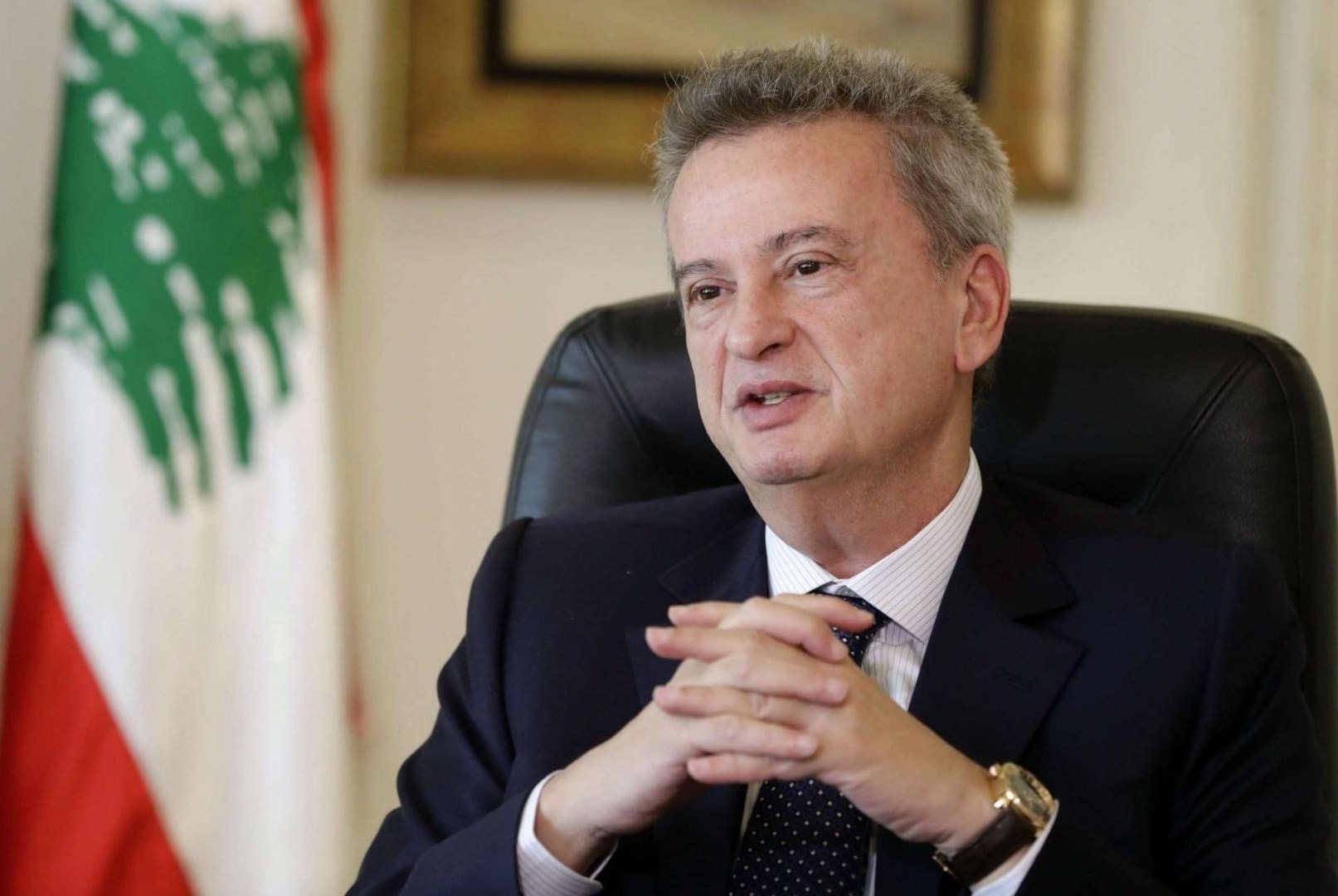 حاكم مصرف لبنان المركزي يطمئن اللبنانيين: الدولار متوفر وكلام الإعلام مُضخّم حاكم مصرف لبنان المركزي يطمئن اللبنانيين: الدولار متوفر وكلام الإعلام مُضخّم
