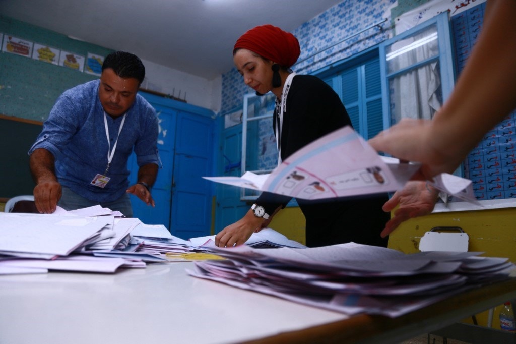 صورة من عمليات فرز نتائج الدور الأوّل من الانتخابات الرئاسية التونسية / أ.ف.ب صورة من عمليات فرز نتائج الدور الأوّل من الانتخابات الرئاسية التونسية / أ.ف.ب