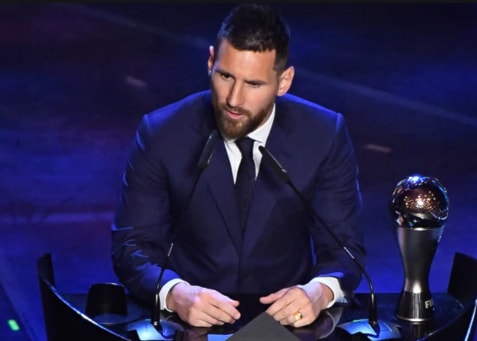 ميسي بعد تتويجه بجائزة أفضل لاعب في العالم ميسي بعد تتويجه بجائزة أفضل لاعب في العالم