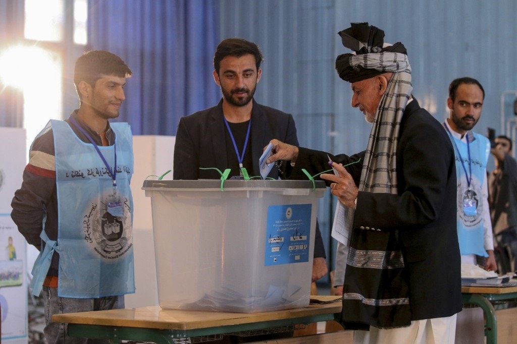 الرئيس الأفغاني أشرف غني خلال اقتراعه (أ ف ب) الرئيس الأفغاني أشرف غني خلال اقتراعه (أ ف ب)