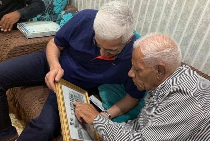 وزير الشباب والرياضة خلال زيارته خزعل في منزله وزير الشباب والرياضة خلال زيارته خزعل في منزله
