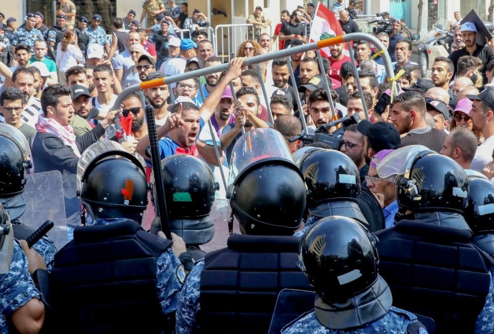 تظاهرات في مناطق لبنانية عدة احتجاجاً على سوء الاوضاع المعيشية تظاهرات في مناطق لبنانية عدة احتجاجاً على سوء الاوضاع المعيشية