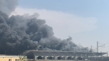 الصورة للحريق الذي اندلع في محطة "قطار الحرمين" في جدة الصورة للحريق الذي اندلع في محطة "قطار الحرمين" في جدة