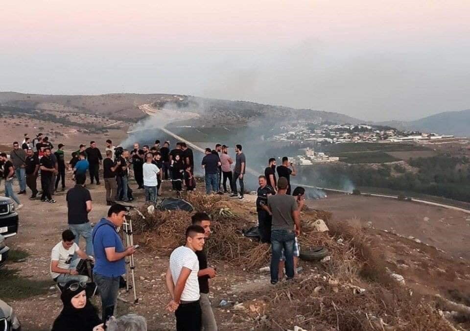 مواطنون لبنانيون يشاهدون القصف الاسرائيلي على مارون الراس بعد عملية أفيفيم الأحد الماضي مواطنون لبنانيون يشاهدون القصف الاسرائيلي على مارون الراس بعد عملية أفيفيم الأحد الماضي