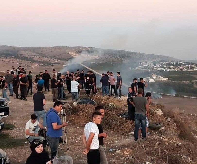 مواطنون لبنانيون يشاهدون القصف الاسرائيلي على مارون الراس بعد عملية أفيفيم الأحد الماضي مواطنون لبنانيون يشاهدون القصف الاسرائيلي على مارون الراس بعد عملية أفيفيم الأحد الماضي