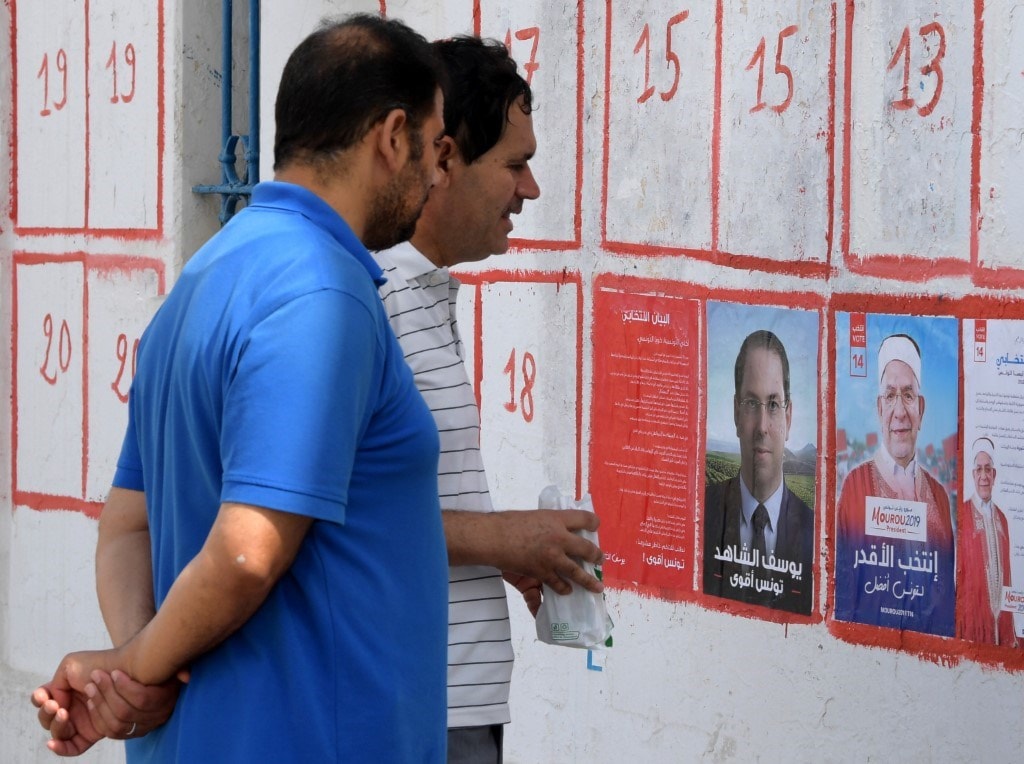 مواطنون تونسيون ينظرون إلى صور مرشحين للانتخابات الرئاسية يوم 2 سبتمبر الحالي / أ.ف.ب مواطنون تونسيون ينظرون إلى صور مرشحين للانتخابات الرئاسية يوم 2 سبتمبر الحالي / أ.ف.ب