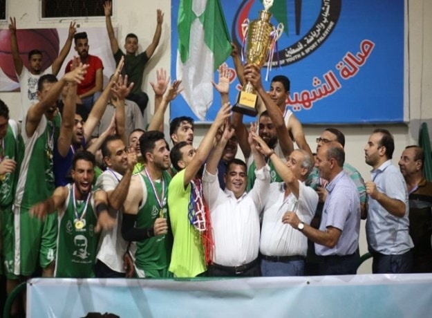 لاعبو خدمات رفح يرفعون كأس البطولة لاعبو خدمات رفح يرفعون كأس البطولة