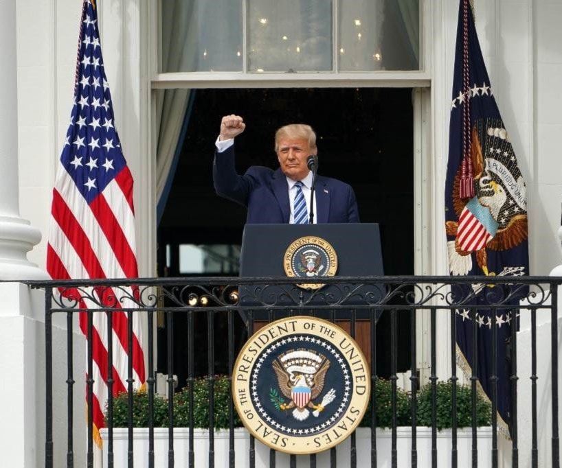 الرئيس الأمريكي دونالد ترامب يحيي مؤيديه بعد كلمة له في البيت الأبيض - 10 أكتوبر 2020 (أ.ف.ب) الرئيس الأمريكي دونالد ترامب يحيي مؤيديه بعد كلمة له في البيت الأبيض - 10 أكتوبر 2020 (أ.ف.ب)