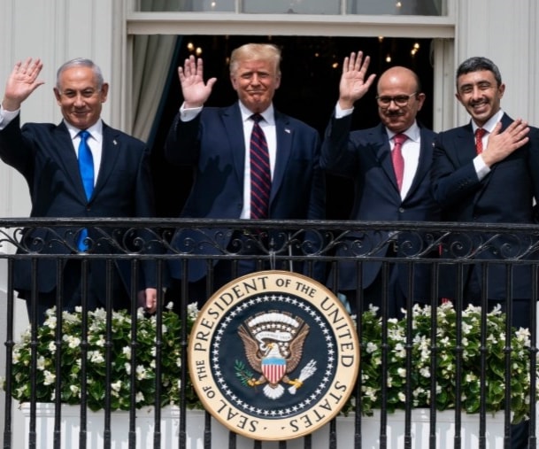 نتنياهو وترامب ووزير خارجية البحرين خالد بن أحمد آل خليفة ووزير الخارجية الإماراتي عبد الله بن زايد آل نهيان على شرفة الغرفة الزرقاء في البيت الأبيض في واشنطن في 15 أيلول/ سبتمبر 2020 نتنياهو وترامب ووزير خارجية البحرين خالد بن أحمد آل خليفة ووزير الخارجية الإماراتي عبد الله بن زايد آل نهيان على شرفة الغرفة الزرقاء في البيت الأبيض في واشنطن في 15 أيلول/ سبتمبر 2020