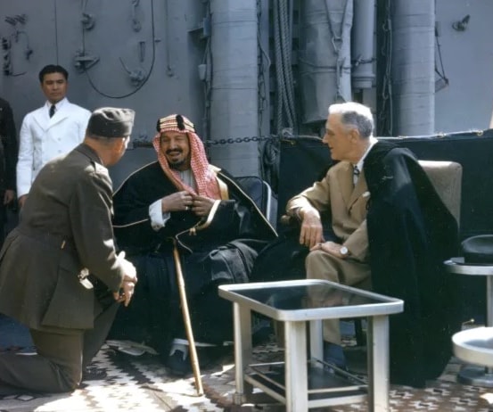 الملك عبد العزيز بن سعود يلتقي بالرئيس فرانكلين روزفلت على متن السفينة يو إس إس كوينسي، مصر في 14 شباط/ فبراير 1945 الملك عبد العزيز بن سعود يلتقي بالرئيس فرانكلين روزفلت على متن السفينة يو إس إس كوينسي، مصر في 14 شباط/ فبراير 1945