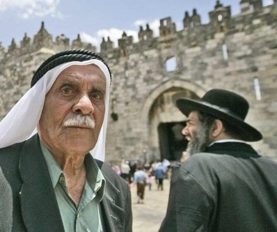 أليس الشعب الفلسطيني أحق بالتعويض، بعد أن سُرقت أرضه وممتلكاته؟ أليس الشعب الفلسطيني أحق بالتعويض، بعد أن سُرقت أرضه وممتلكاته؟