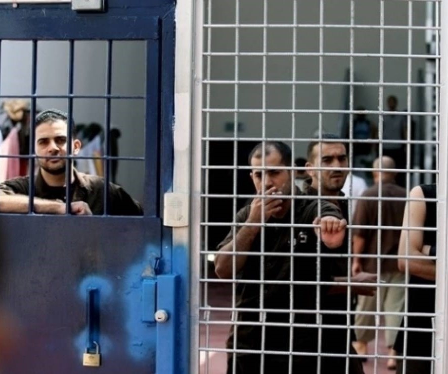 الوفاء للأحرار الذين ما زالوا يواصلون صمودهم البطولي خلف القضبان يتطلب الإشادة بالمواقف الوطنية المميزة التي جسدتها الهيئة القيادية لأسرى حماس الوفاء للأحرار الذين ما زالوا يواصلون صمودهم البطولي خلف القضبان يتطلب الإشادة بالمواقف الوطنية المميزة التي جسدتها الهيئة القيادية لأسرى حماس