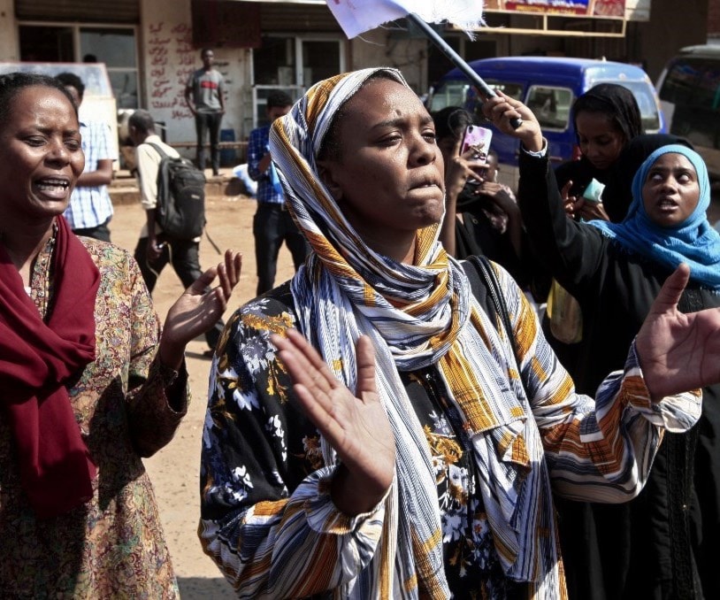 متظاهرون سودانيون احتجاجاً على الأزمة الاقتصادية ومطالبين بالعدالة للأشخاص الذين قتلوا خلال المظاهرات السابقة التي أطاحت بالرئيس عمر البشير، 21 تشرين الأول/ أكتوبر 2020 (أ ف ب) متظاهرون سودانيون احتجاجاً على الأزمة الاقتصادية ومطالبين بالعدالة للأشخاص الذين قتلوا خلال المظاهرات السابقة التي أطاحت بالرئيس عمر البشير، 21 تشرين الأول/ أكتوبر 2020 (أ ف ب)