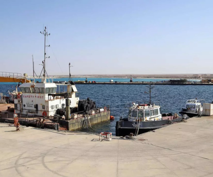 سفن رأسية في ميناء السدرة النفطي قرب مدينة رأس لانوف شمال ليبيا (أ ف ب) سفن رأسية في ميناء السدرة النفطي قرب مدينة رأس لانوف شمال ليبيا (أ ف ب)
