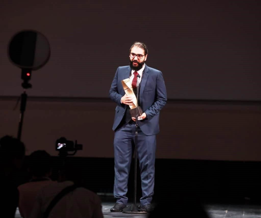 المخرج أمين نايفة يحمل جائزته المخرج أمين نايفة يحمل جائزته