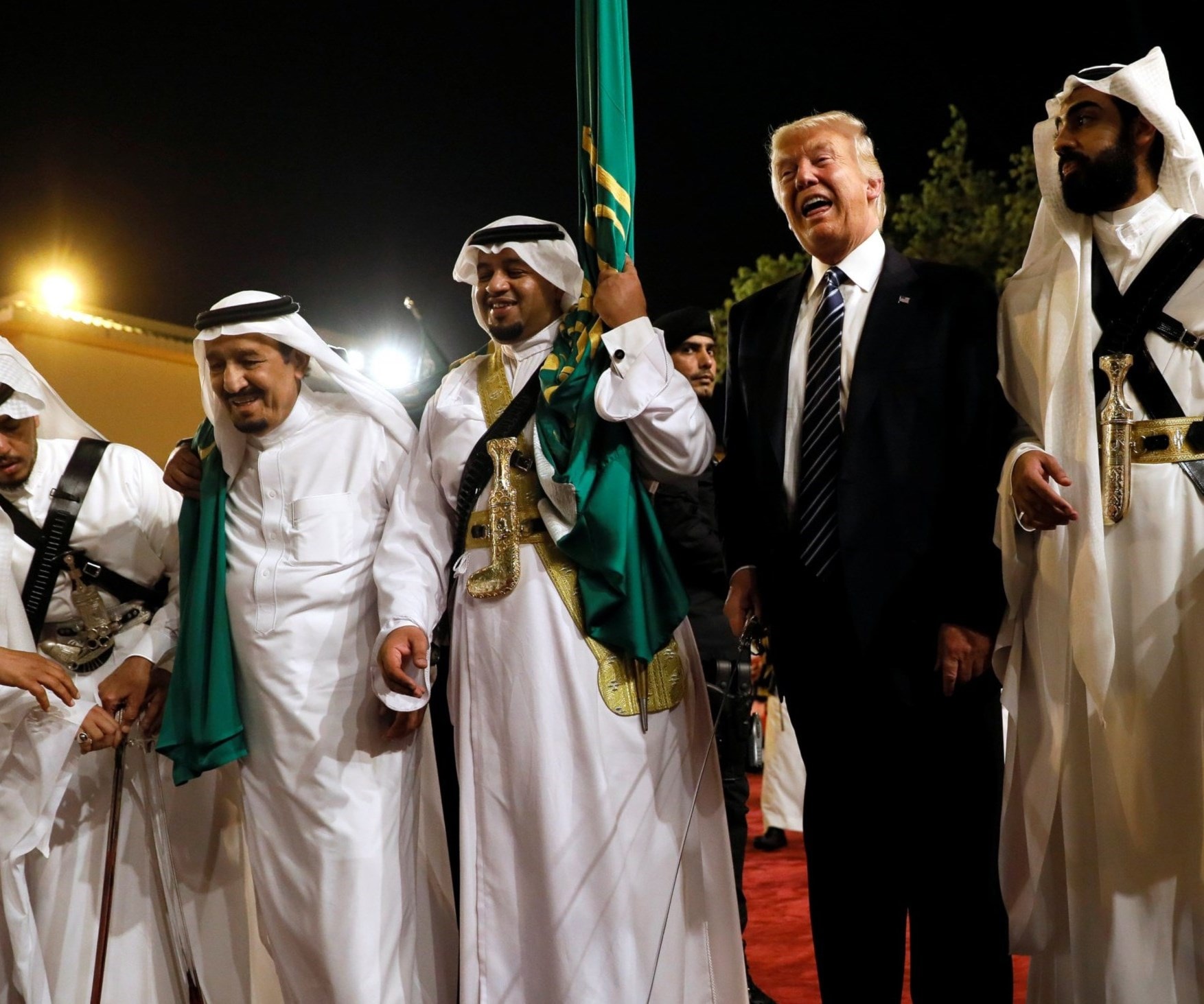 الرئيس الأميركي دونالد ترامب يرقص عند وصوله إلى حفل ترحيب للملك السعودي سلمان بن عبد العزيز آل سعود في أيار/ مايو 2017 الرئيس الأميركي دونالد ترامب يرقص عند وصوله إلى حفل ترحيب للملك السعودي سلمان بن عبد العزيز آل سعود في أيار/ مايو 2017