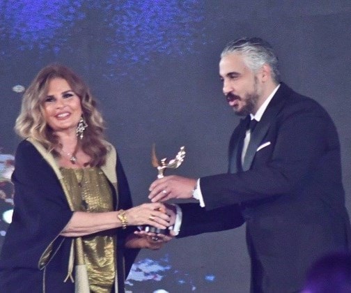 "يسرا"تتسلم جائزتها في المهرجان "يسرا"تتسلم جائزتها في المهرجان