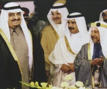 صورة نادرة للملك فهد بن عبد العزيز والشيخ عيسى آل خليفة صورة نادرة للملك فهد بن عبد العزيز والشيخ عيسى آل خليفة