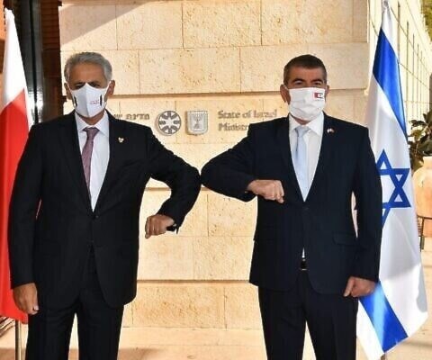 وزير الخارجية الإسرائيلي يستقبل وزير الصناعة البحريني زايد الزياني في القدس المحتلة. وزير الخارجية الإسرائيلي يستقبل وزير الصناعة البحريني زايد الزياني في القدس المحتلة.