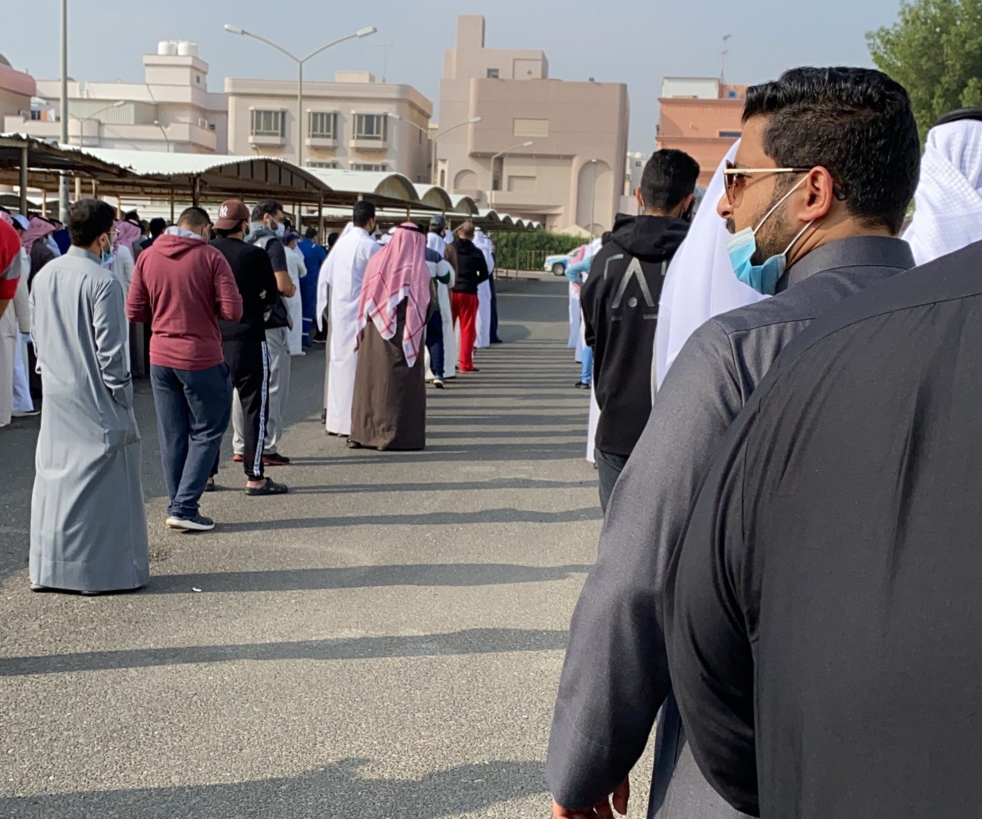 فرضت وزارة الصحة الكويتية على المقترعين ارتداء الكمامات وقياس درجة الحرارة قبل دخول اللجان الانتخابية فرضت وزارة الصحة الكويتية على المقترعين ارتداء الكمامات وقياس درجة الحرارة قبل دخول اللجان الانتخابية