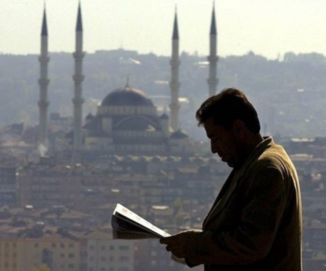 لا زال العقل الدستوري الإسلامي إلى اليوم رغم تعدّد تجاربه ومشاربه رهين الذاتية. لا زال العقل الدستوري الإسلامي إلى اليوم رغم تعدّد تجاربه ومشاربه رهين الذاتية.